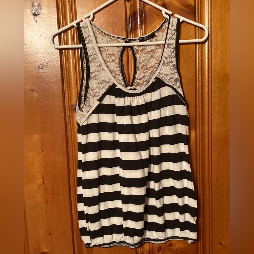 Size Medium women’s summer top Julie by Uno